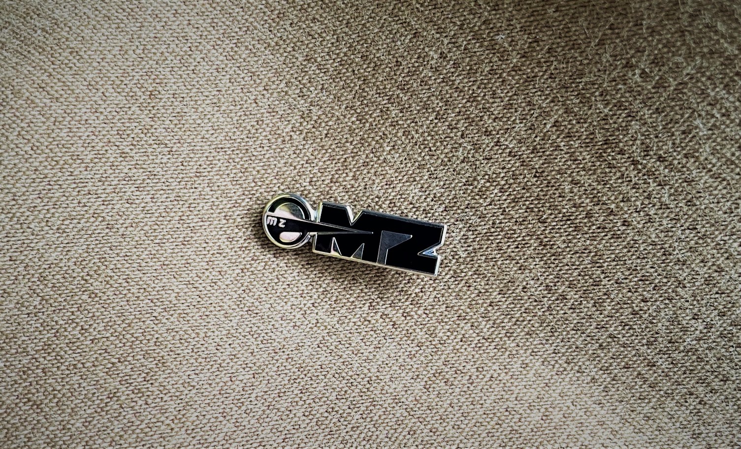 Pin MZ Schwarz/Silber