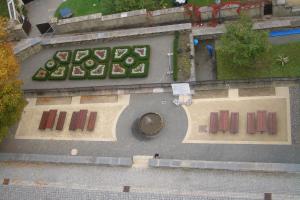 Teilansicht vom Garten mit Brunnen auf dem Schlosshof