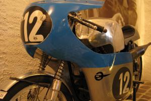 Die Maschine von Alan Shephert, einem britischen Motorradrennfahrer, der in den 1960er Jahren als MZ-Werksfahrer an Weltmeisterschaften teilnahm.