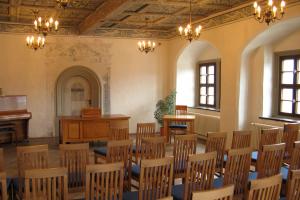 Blau- weiße Stube mit Stuhlreihen