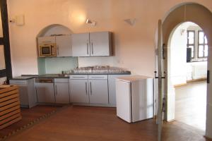 Küche im Anschluss Grüner Saal mit 2 Kühlschränken und Geschirrspülautomat