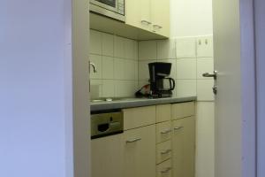 Küche mit Geschirrspülautomat und Kühlschrank