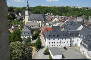 Der historischer Stadtkern mit Stadtkirche St. Martin, die 1751 neu erbaut wurde. Im Hintergrund das August-Bebel Wohngebiet, entstanden in den 1980er Jahren.