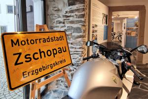 Die Sonderausstellung blickt auf die 100-jährige Geschichte und Tradition Zschopaus als Motorradstadt.