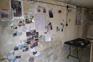 Collage der Dokumente an einer Wand